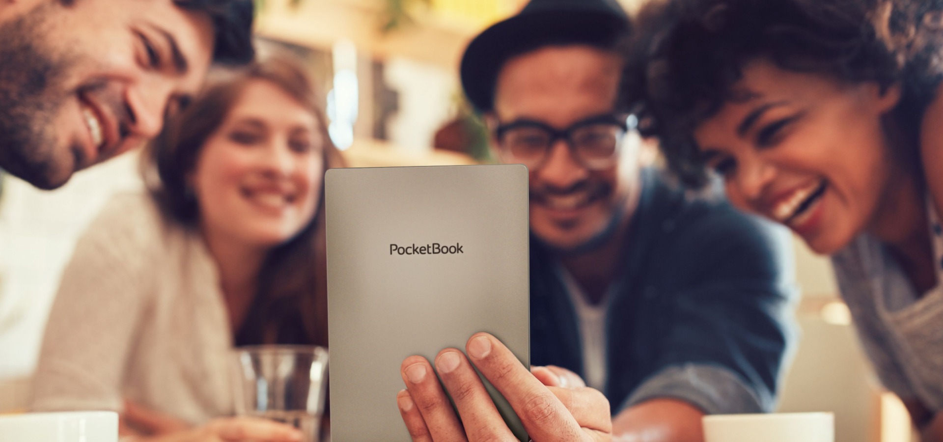 PocketBook Color và PocketBook Touch Lux 5 - hai thiết bị đọc sách điện tử được chờ đợi từ lâu khi bắt đầu bán hàng